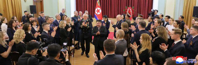김정은(가운데) 북한 국무위원장이 9일 러시아 전승절을 맞아 평양 러시아 대사관을 축하 방문해 연설 후 참석자들의 박수를 받으면서 인사를 나누고 있다. [사진=조선중앙통신]