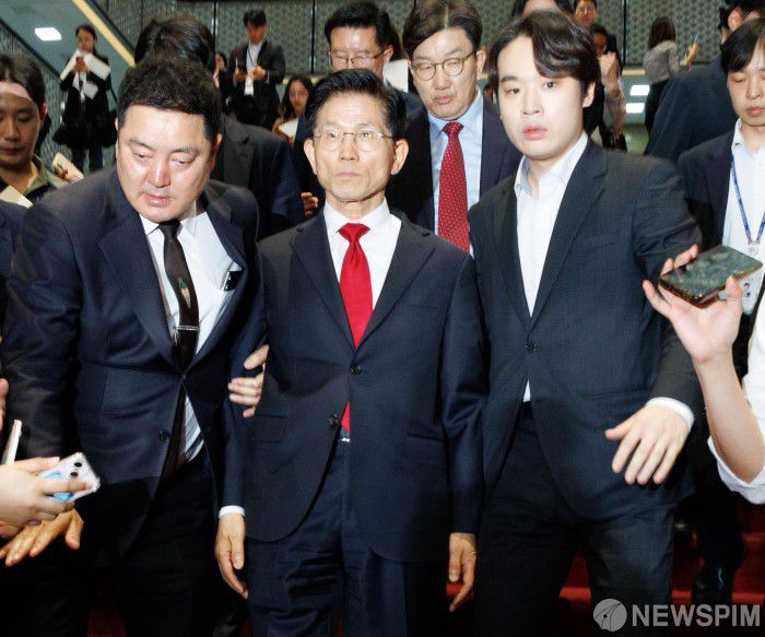 [서울=뉴스핌] 윤창빈 기자 = 김문수 국민의힘 대선 후보가 9일 오전 서울 여의도 국회에서 열린 의원총회를 마치고 국회를 나서고 있다. 2025.05.09 pangbin@newspim.com