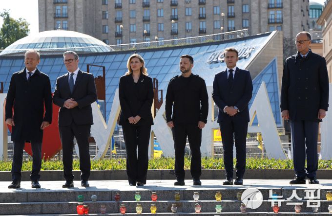 [키이우 로이터=뉴스핌] 장일현 특파원 = 도날트 투스크 폴란드 총리와 키어 스타머 영국 총리, 올라나 젤렌스카 우크라이나 영부인, 볼로디미르 젤렌스키 우크라이나 대통령, 에마뉘엘 마크롱 프랑스 대통령, 프리드리히 메르츠 독일 총리가 10일(현지시간) 우크라이나 수도 키이우 독립광장(마이단)에서 함께 사진을 찍고 있다. 2025.05.10. ihjang67@newspim.com