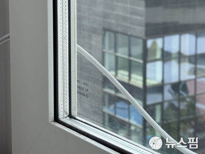 [서울=뉴스핌] 김정인 기자 =  에코백스 '윈봇 W2 옴니'가 지나간모서리 부분. 여전히 먼지가 남아있다. 2025.05.09 kji01@newspim.com