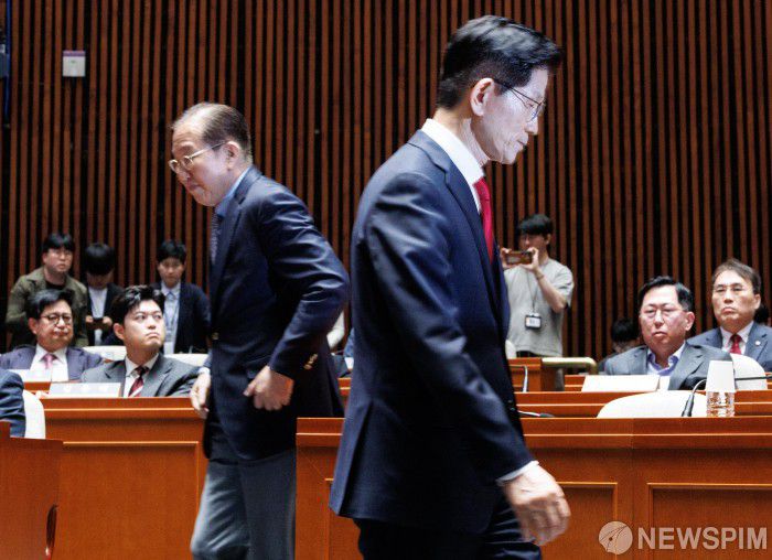 [서울=뉴스핌] 윤창빈 기자 = 김문수 국민의힘 대선 후보가 9일 오전 서울 여의도 국회에서 열린 의원총회에서 발언을 마치고 자리로 향하고 있다.  왼쪽은 권영세 비상대책위원장. 2025.05.09 pangbin@newspim.com