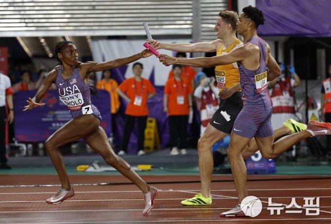 [광저우 로이터 =뉴스핌] 박상욱 기자 = 미국 육상 대표팀이 10일 중국 광저우에서 열린 2025 세계육상릴레이선수권 4x400m 혼성 계주에서 바통을 주고받고 있다. 2025.5.10 psoq1337@newspim.com