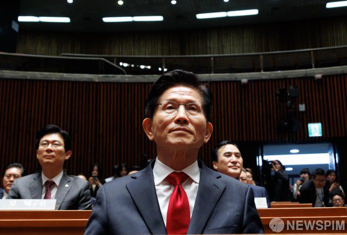 [서울=뉴스핌] 윤창빈 기자 = 김문수 국민의힘 대선 후보가 9일 오전 서울 여의도 국회에서 열린 의원총회에서 권성동 원내대표의 모두발언을 듣고 있다. 2025.05.09 pangbin@newspim.com