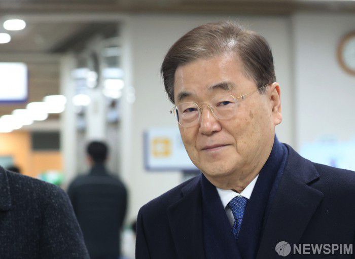 서울중앙지법 형사합의27부(부장판사 우인성)는 오는 13일 오후 3시 직권남용권리행사방해 혐의 등으로 기소된 정의용 전 국가안보실장과 정경두 전 국방부 장관, 서주석 전 국가안보실 1차장의 첫 공판준비기일을 진행한다. 사진은 '탈북어민 강제 북송' 혐의를 받는 정 전 실장이 지난 2월 19일 오후 서초구 서울중앙지방법원에서 열린 국가정보원법 위반 관련 1심 선고기일에 출석하는 모습. [사진=뉴스핌 DB]