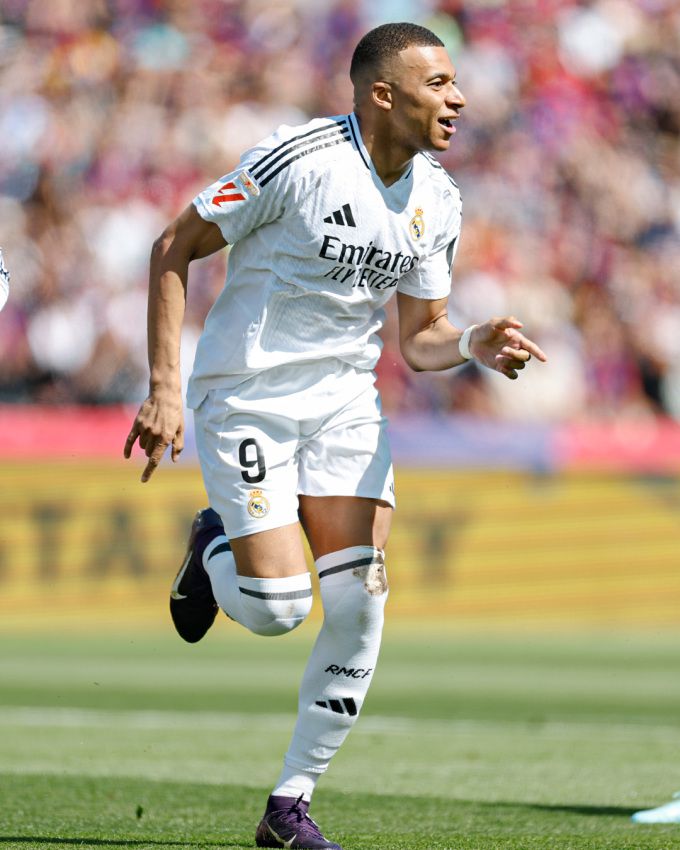 [서울=뉴스핌] 장환수 스포츠전문기자= 12일 끝난 바르셀로나와 엘 클라시코에서 해트트릭을 달성한 레알 마드리드 킬리안 음바페. 그러나 레알 마드리드는 2골 차 리드를 지키지 못한 채 3-4로 역전패했다. [사진=레알 마드리드] 2025.05.12 zangpabo@newspim.com