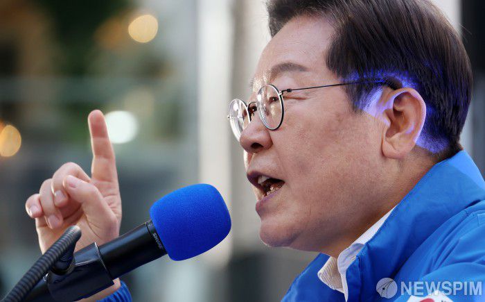 [대전=뉴스핌] 정일구 기자 = 이재명 더불어민주당 대선 후보가 6·3 대통령선거 공식 선거운동 첫날인 12일 오후 대전 중구 으능정이거리 스카이로드에서 열린 'K-과학기술' 대전 유세에 참석해 연설을 하고 있다. 2025.05.12 mironj19@newspim.com