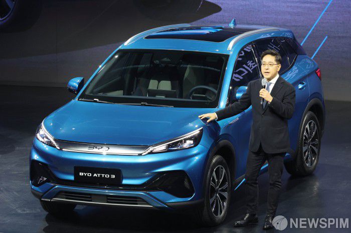 인천 중구 상상플랫폼에서 열린 BYD 승용 브랜드 런칭 미디어 쇼케이스에서 조인철 BYD코리아 승용부문 대표가 아토 3를 소개하고 있다. [사진=뉴스핌 DB]