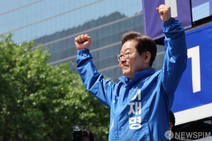 [서울=뉴스핌] 정일구 기자 = 더불어민주당 이재명 대선후보가 제21대 대통령선거 공식 선거운동이 시작된 12일 서울 청계광장에서 열린 '빛의 혁명' 광화문 유세에서 연설을 마친뒤 인사하고 있다. 2025.05.12 mironj19@newspim.com
