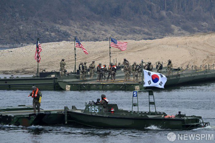 [연천=뉴스핌] 사진공동취재단 = 20일 경기 연천군 임진강 일대 석은소 훈련장에서 열린 한미 연합 제병협동 도하훈련에서 한미 장병들이 연합부교를 결합하고 있다. 2025년 전반기 한미 연합연습의 일환으로 실시된 이번 훈련에는 국군 5·7공병여단과 미2사단, 한미연합사단 등 총 600여 명의 장병이 참가했다. 2025.03.20 photo@newspim.com