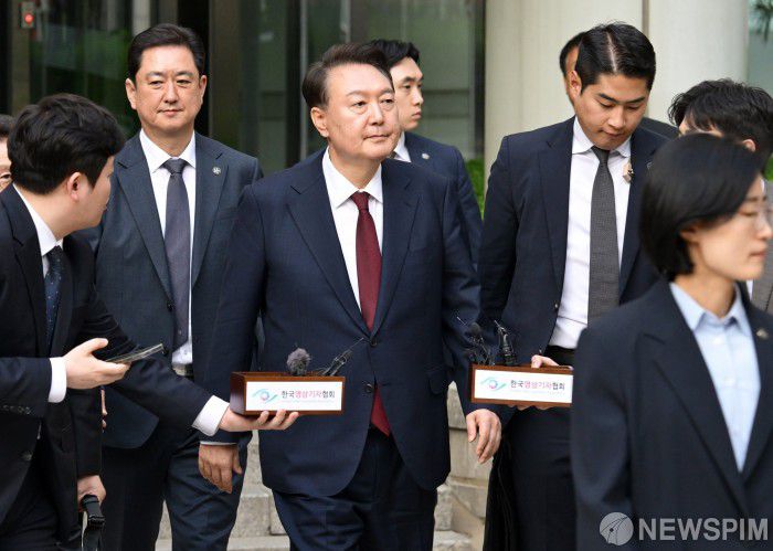 [서울=뉴스핌] 사진공동취재단 = 윤석열 전 대통령이 12일 서울 서초구 중앙지방법원에서 열린 내란 우두머리 혐의, 직권남용 권리행사방해 혐의 사건 3차 공판을 마치고 나오고 있다. 2025.05.12 photo@newspim.com
