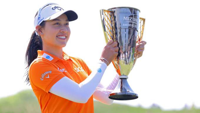 [서울=뉴스핌] 장환수 스포츠전문기자= 지노 티띠꾼이 12일 미즈호 아메리카스 오픈에서 우승한 뒤 트로피를 들어 보이고 있다. [사진=LPGA] 2025.05.12 zangpabo@newspim.com