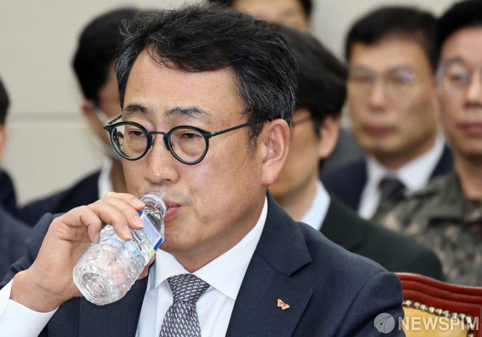 [서울=뉴스핌] 최지환 기자 = 유영상 SK텔레콤 대표가 30일 오전 서울 여의도 국회에서 열린 과학기술정보방송통신위원회 전체회의에서 물을 마시고 있다. 2025.04.30 choipix16@newspim.com