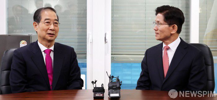 [서울=뉴스핌] 양윤모 기자 =  김문수 국민의힘 대선후보가 11일 오전 국민의힘 당사에서 열린 한덕수  전 국무총리와 회동하고 있다.  국민의힘은 10일 김문수 대선 후보를 한덕수 후보로 교체하는 찬반을 묻는 전 당원 투표결과, 반대 의견이 찬성보다 많아 부결됐다고 밝혔다. [공동취재] 2025.05.11 yym58@newspim.com