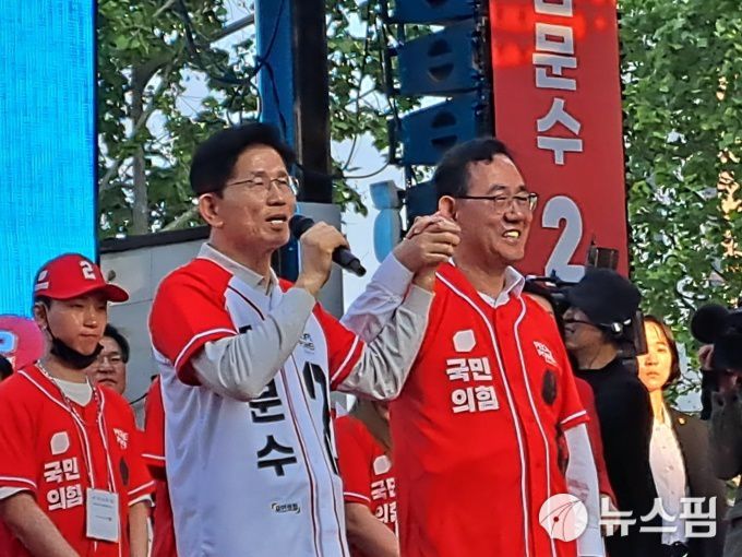 [대구=김용락 기자] 김문수 후보가 주호영 국회부의장을 치켜세우고 있다.2025.05.12 yrk525@newspim.com