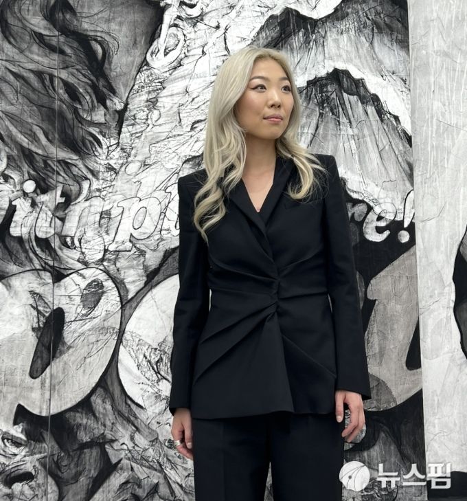 [서울=뉴스핌] 한국에서의 첫 개인전을 위해 대구를 찾은 재미작가 애나 박. [사진=이영란미술전문기자] 2025.05.10 art29@newspim.com