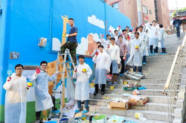 현대엔지니어링이 최근 종로구 창신동(낙산성곽동길) 주민들에게 담벼락 벽화를 선사했다.<사진=현대엔지니어링>