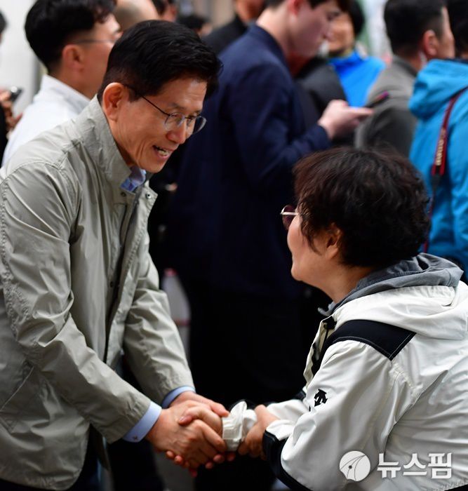 [포항=뉴스핌] 남효선 기자 = 김문수 국민의힘 대선 후보가 6일 경북 포항시 죽도시장을 찾아 지지자들의 손을 맞잡고 있다.2025.05.06 nulcheon@newspim.com