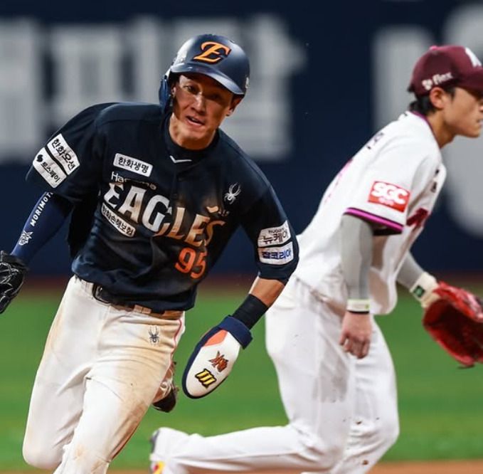 [서울=뉴스핌] 한화 황역묵이 10일 고척 키움과의 경기에서 8회 에스테반 플로리얼의 안타에 3루까지 달리고 있다. [사진 = 한화] 2025.05.10 wcn05002@newspim.com