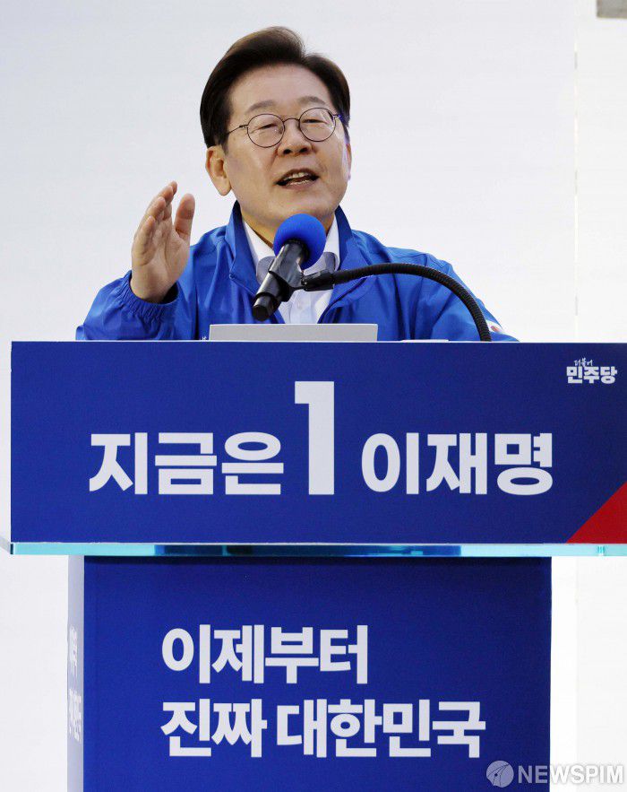 [대전=뉴스핌] 정일구 기자 = 이재명 더불어민주당 대선 후보가 6·3 대통령선거 공식 선거운동 첫날인 12일 오후 대전 중구 으능정이거리 스카이로드에서 열린 'K-과학기술' 대전 유세에 참석해 연설을 하고 있다. 2025.05.12 mironj19@newspim.com