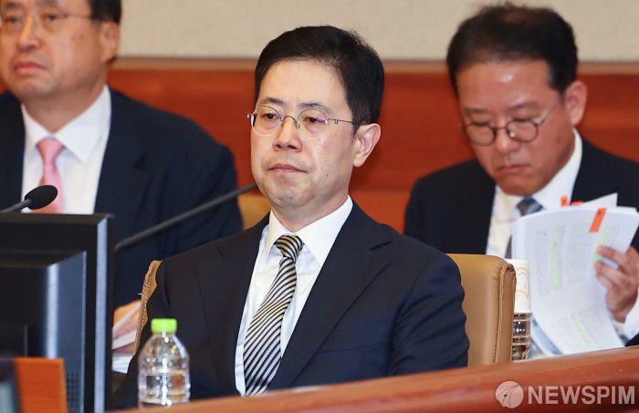 [서울=뉴스핌] 양윤모 기자 = 손준성 대구고검 차장(검사장)가 13일 오후 서울 종로구 헌법재판소에서 열린 '고발사주 '의혹 탄핵심판 첫 정식 변론기일에 출석해 있다.  손 검사장은 2020년 21대 총선을 앞두고 여권 인사에 대한 고발을 사주했다는 '고발사주' 의혹이 지난달 24일 대법원에서 무죄가 확정하면서 탄핵심판 절차가 재개되었다. [공동취재] 2025.05.13 yym58@newspim.com