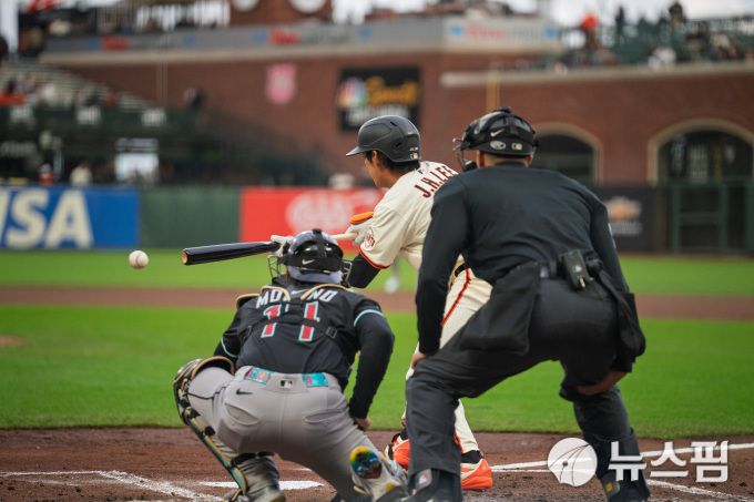 [샌프란시스코 로이터=뉴스핌] 이정후(샌프란시스코)가 13일 애리조나와의 경기에서 1회 기습 번트를 시도하고 있다. 2025.05.13 wcn05002@newspim.com