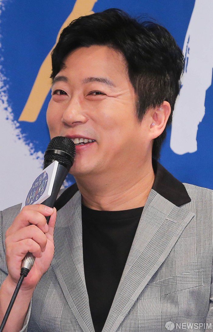 [서울=뉴스핌] 윤창빈 기자 = 개그맨 이수근이 14일 오전 서울 여의도 켄싱턴호텔에서 열린 tvN 새 예능 나의 첫 사회생활 제작발표회에서 인사말을 하고 있다. '나의 첫 사회생활'은 아이들의 일상을 살펴보며 우리들의 지난 사회생활을 돌아보는 예능 프로그램이다. 2020.01.14 pangbin@newspim.com