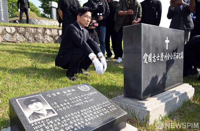 [대구=뉴스핌] 최지환 기자 = 김문수 국민의힘 대선 후보가 13일 오전 대구 동구 국립신암선열공원에서 대구 3․1운동을 주도한 부자(父子) 독립유공자 김태련·김용해 지사의 묘역을 참배하고 있다. 2025.05.13 choipix16@newspim.com