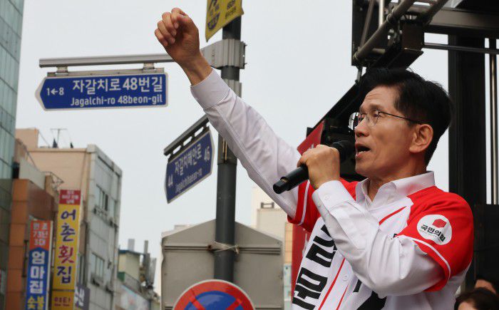 [부산=뉴스핌] 최지환 기자 = 김문수 국민의힘 대선후보가 13일 오후 부산 중구 자갈치시장에서 유세를 하고 있다. 2025.05.13 choipix16@newspim.com