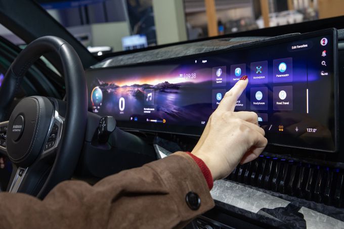 CES 2025에서 하만의 차량용 앱 스토어 '레디 링크 마켓플레이스(Ready Link Marketplace)'를 체험하는 모습 [사진=삼성전자]