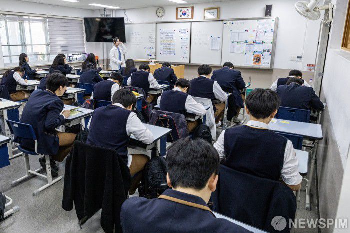[서울=뉴스핌] 사진공동취재단 = 2025년 3월 전국연합 학력평가가 실시된 26일 오전 서울 금천구 금천고등학교에서 학생들이 시험 준비를 하고 있다. 2025.03.26 photo@newspim.com