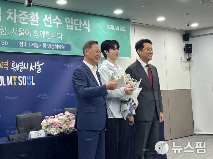 [서울=뉴스핌] 손지호 인턴기자 = 14일 차준환(가운데)이 오세훈 서울시장(오른쪽), 강태선 서울시체육회장과 함께 기념 사진을 찍고 있다. 2025.05.14 thswlgh50@newspim.com