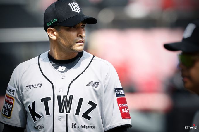 [서울=뉴스핌] kt의 외국인 선발 투수 윌리엄 쿠에바스가 11일 롯데와의 더블헤더 1차전에서 선발 투수로 나서 4실점 한 뒤 마운드를 내려가고 있다.  [사진 = kt] 2025.05.11 wcn05002@newspim.com