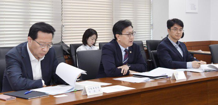 [서울=뉴스핌] 김범석 기획재정부 차관이 25일 오전 서울 종로구 정부서울청사에서 열린 '제44차 물가관계차관회의'를 주재, 모두발언을 하고 있다. [사진=기획재정부] 2025.04.25 photo@newspim.com