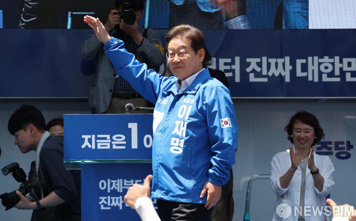 [부산=뉴스핌] 정일구 기자 = 이재명 더불어민주당 대선후보가 14일 부산시 부산진구 서면 젊음의거리에서 열린 부산유세에서 손을 들어 지지자들에게 인사하고 있다. 2025.05.14 mironj19@newspim.com