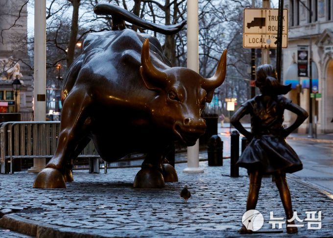 월가의 두려움 없는 소녀상과 황소상 [사진=로이터 뉴스핌]