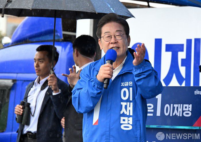 [여수=뉴스핌] 김학선 기자 = 이재명 더불어민주당 대선후보가 15일 전남 여수시 이순신광장 집중유세장에서 연설을 하고 있다. 2025.05.15 yooksa@newspim.com
