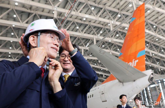 [사천=뉴스핌] 최지환 기자 = 김문수 국민의힘 대선 후보가 14일 경남 사천시 항공정비업체인 한국항공서비스(KAEMS)를 방문해 안전모를 착용하고 있다. 2025.05.14 choipix16@newspim.com