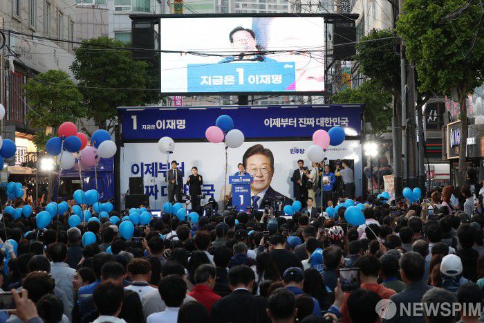 [거제=뉴스핌] 정일구 기자 = 이재명 더불어민주당 대통령 후보가 14일 경남 거제시 엠파크차없는거리에서 열린 집중유세에 참석, 지지를 호소하며 연설하고 있다. 2025.05.14 mironj19@newspim.com