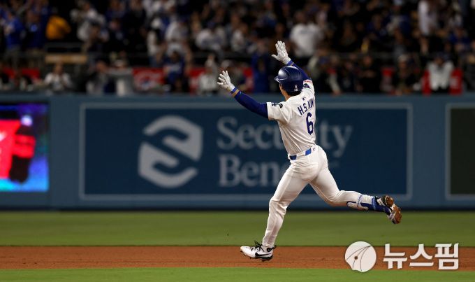 [로스앤젤레스 로이터=뉴스핌] 장환수 스포츠전문기자= LA 다저스 김혜성이 15일 애슬레틱스와 홈경기에서 5회 동점 솔로 홈런을 날린 뒤 힘차게 베이스를 돌고 있다. 2025.05.15 zangpabo@newspim.com