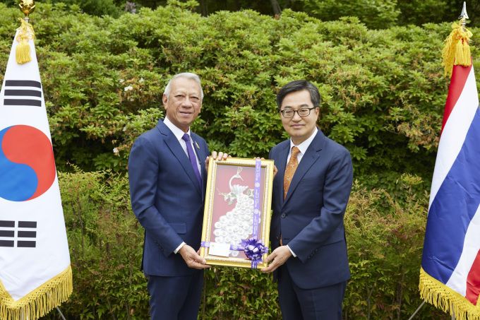 김동연 경기도지사는 15일 도담소에서 피팟 라차낏쁘라칸(Phiphat Ratchakitprakarn) 태국 노동부 장관과 만나 불확실성이 고조된 국제정세 속 경기도의 주요 무역 파트너이자 아세안의 중심인 태국과 협력 강화를 논의했다. [사진=경기도]