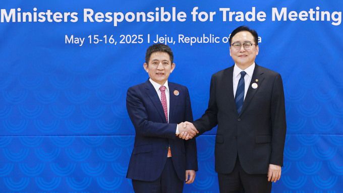 정인교 산업통상자원부 통상교섭본부장(오른쪽)과 리 청강(Li Chenggang, 李成鋼) 중국 상무부 국제무역협상대표 겸 부부장이 15일 오전 제주 서귀포시 제주국제컨벤션센터(ICC)에서 열린 '2025 APEC 통상장관회의'를 계기로 양자면담을 갖고 기념사진을 찍고 있다. [사진=산업통상자원부] 2025.05.15 dream@newspim.com