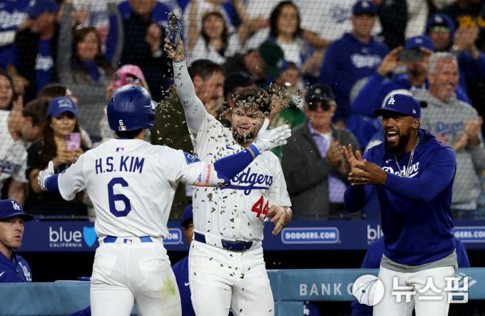 [로스앤젤레스 로이터=뉴스핌] 장환수 스포츠전문기자= LA 다저스 김혜성(왼쪽)이 15일 애슬레틱스와 홈경기에서 5회 동점 솔로 홈런을 날린 뒤 앤디 파헤스(44번), 테오스카 에르난데스의 축하를 받고 있다. 2025.05.15 zangpabo@newspim.com