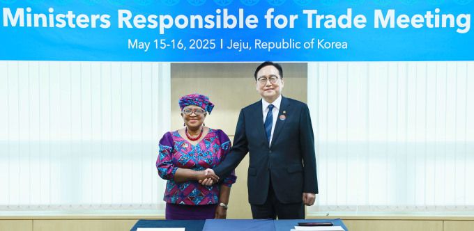 정인교 산업통상자원부 통상교섭본부장(오른쪽)과 응고지 오콘조-이웰라(Ngozi Okonjo-Iweala) WTO 사무총장이 15일 오후 제주 서귀포시 제주국제컨벤션센터(ICC)에서 열린 '2025 APEC 통상장관회의'를 계기로 면담을 갖고 기념사진을 찍고 있다. [사진=산업통상자원부] 2025.05.15 dream@newspim.com