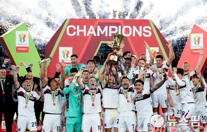 [로마 로이터 =뉴스핌] 박상욱 기자 = 볼로냐 선수들이 15일 코파 이탈리아 우승 세리머니를 하고 있다. 2025.5.15 psoq1337@newspim.com