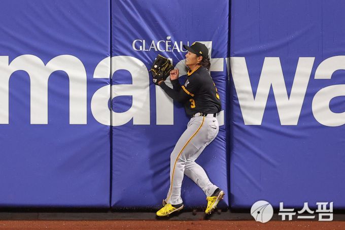 [뉴욕 로이터=뉴스핌] 장환수 스포츠전문기자= 피츠버그 중견수 배지환이 15일 뉴욕 메츠와 원정경기에서 9회 2사 후 마지막 타자 루이스앙헬 아쿠냐의 잘 맞은 타구를 펜스에 몸을 부딪히며 잡아내고 있다. 2025.05.15 zangpabo@newspim.com
