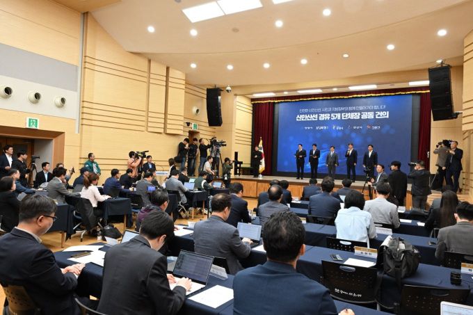 시흥시, 광명시, 안산시, 화성시, 안양시 등 신안산선이 통과하는 5개 지방자치단체가 최근 발생한 신안산선 공사 현장 붕괴 사고를 계기로 시민의 생명과 안전을 최우선으로 하는 철도 건설을 위해 공동 대응에 나섰다. [사진=시흥시]