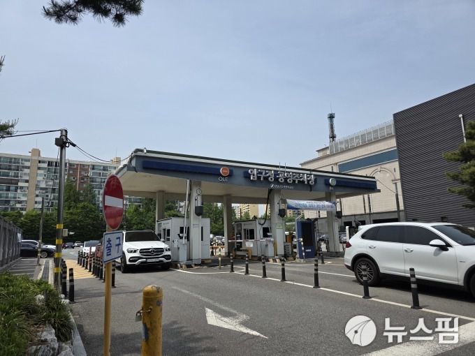 [서울=뉴스핌] 송현도 기자 = 단지 인근 공영주차장 부지에 초등학교를 신설해야 한다는 목소리가 나온다. 해당 부지는 1981년 도시계획시설로 학교 및 공원 용도로 지정됐으나, 2004년 학교 용도가 폐지되면서 공원 및 주차장으로 변경돼 현재는 공영주차장으로 활용되고 있다. 2025.05.14 dosong@newspim.com