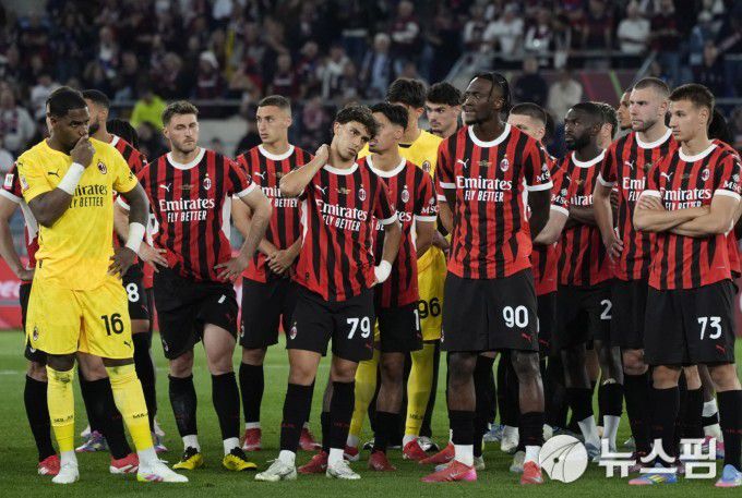 [로마 로이터 =뉴스핌] 박상욱 기자 = AC밀란 선수들이 15일 코파 이탈리아 결승전에서 패하자 실망하고 있다. 2025.5.15 psoq1337@newspim.com