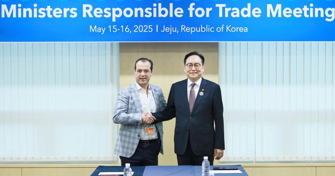 정인교 산업통상자원부 통상교섭본부장(오른쪽)과 루이스 로센도 구티에레스 로마노(Luis Rosendo Gutiérrez Romano) 멕시코 경제부 통상차관이 15일 오전 제주 서귀포시 제주국제컨벤션센터(ICC)에서 열린 '2025 APEC 통상장관회의'를 계기로 양자면담을 갖고 기념사진을 찍고 있다. [사진=산업통상자원부] 2025.05.15 dream@newspim.com