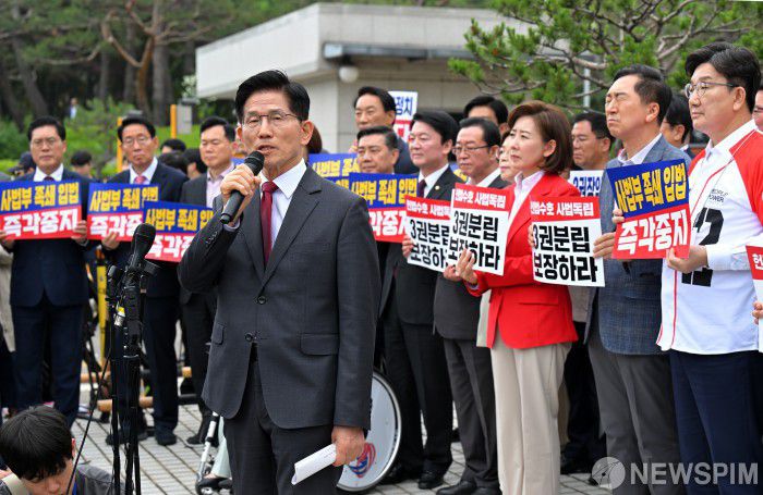[서울=뉴스핌] 최지환 기자 = 김문수 국민의힘 대선 후보가 15일 오후 서울 서초구 대법원 앞에서 열린 '사법부수호 및 더불어민주당 규탄대회'에서 발언하고 있다. 2025.05.15 choipix16@newspim.com